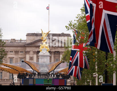 I lavori proseguono sul palco di fronte al monumento Victoria, e Buckingham Palace sul centro commerciale con bandiera a Londra, mentre i preparativi per le prossime celebrazioni giubilari continuano. Foto Stock