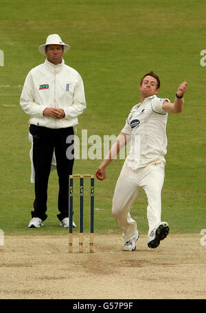 Cricket - LV= County Championship - Divisione uno - Middlesex v Sussex - giorno due - Lord's. Sussex's James anyon in azione bowling Foto Stock