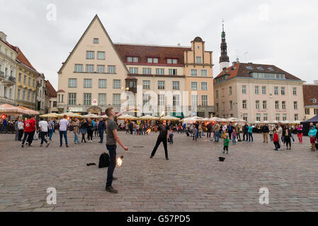 TALLINN, Estonia - 11 giugno 2016: persone non identificate in Tallinn Town Hall e Raekoja Square a mezzanotte, Tallinn, Estonia Foto Stock