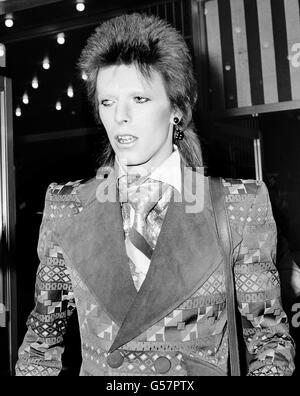 6 GIUGNO: In questo giorno nel 1972 David Bowie ha pubblicato il suo album "The Rise and Fall of Ziggy Stardust and the Spider from Mars". Cantante David Bowie alla prima di 'Live and Let Die', Odeon Leicester Square, Londra. Foto Stock