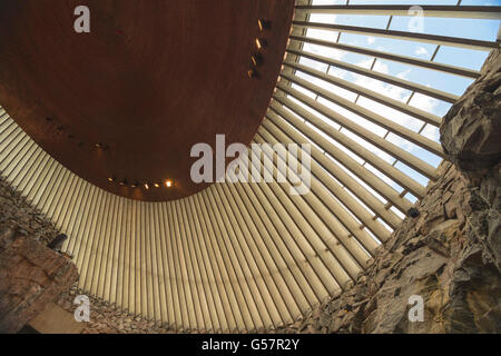 HELSINKI, Finlandia - 13 giugno 2016: morbida luce entrante attraverso la cupola del tempio nella roccia (Chiesa Temppeliaukio) in Hôtels Foto Stock