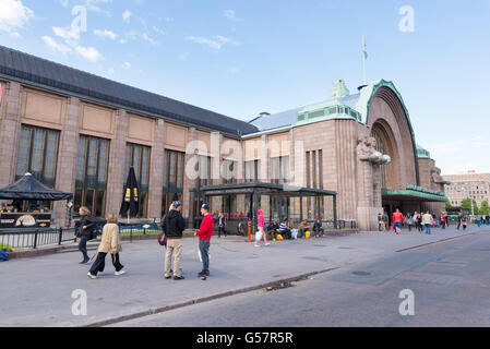 HELSINKI, Finlandia - 13 giugno 2016: Helsinki la stazione ferroviaria centrale è ampiamente riconosciuto in landmark Kluuvi, della parte centrale H Foto Stock