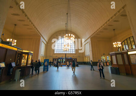 HELSINKI, Finlandia - 13 giugno 2016: Helsinki la stazione ferroviaria centrale è ampiamente riconosciuto in landmark Kluuvi, della parte centrale H Foto Stock