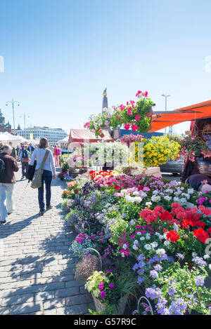 HELSINKI, Finlandia - 14 giugno 2016: le persone nella piazza del mercato vicino al Golfo di Finlandia nel centro di Helsinki. Foto Stock