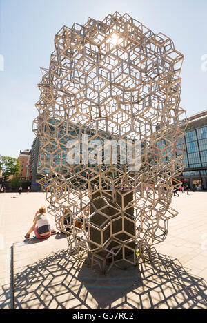 HELSINKI, Finlandia - 14 giugno 2016: la gente sulla piazza Narinkka vicino Kamppi Center. Kamppi è lo shopping center, bus terminal, me Foto Stock