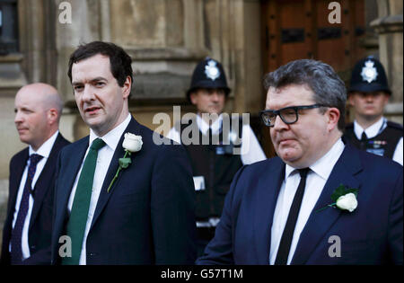 Il cancelliere dello scacchiere britannico George Osborne e vice leader del partito laburista Tom Watson unisciti a MPs come processo da Le Case del Parlamento alla Chiesa di St Margaret, Londra, per un servizio di preghiera e di ricordo per commemorare Jo Cox MP. Foto Stock