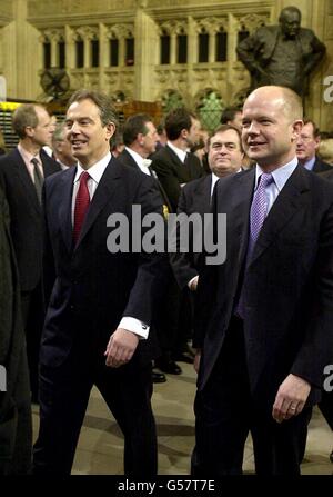 Il primo ministro Tony Blair (a sinistra), il suo vice John Prescott (centro di sfondo) e il leader ombra William Hague arrivano alla Camera dei Lord, a Londra, per l'apertura di Stato del Parlamento da parte della Regina Elisabetta II Foto Stock