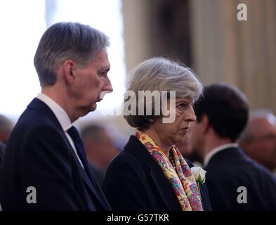 Il segretario di Stato Philip Hammond (sinistra) e Home Secretary Theresa Maggio per partecipare ad un servizio di preghiera e di ricordo per commemorare Jo Cox MP nella chiesa di St Margaret, Londra. Foto Stock