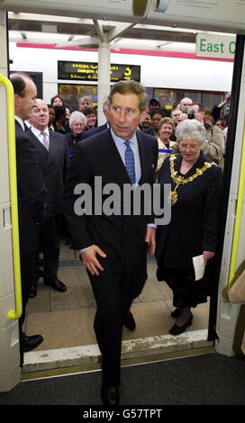 Il principe Carlo sul nuovo sistema Tramlink, in viaggio da Croydon a New Addington. Il principe incontrò una sedia a rotelle e una madre con una buggy-bagy durante la corsa. Foto Stock