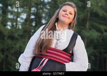 Ragazza Bequtiful in Norvegese tradizionale costume da telemark Beltestakk chiamato Foto Stock