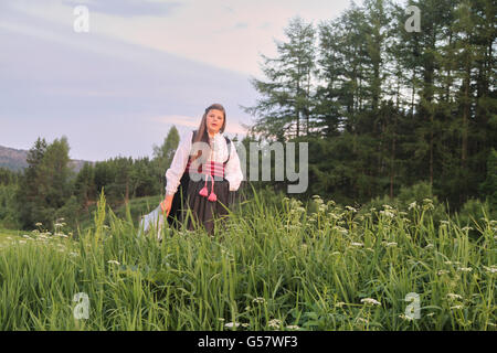 Ragazza Bequtiful in Norvegese tradizionale costume da telemark Beltestakk chiamato Foto Stock