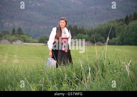 Ragazza Bequtiful in Norvegese tradizionale costume da telemark Beltestakk chiamato Foto Stock