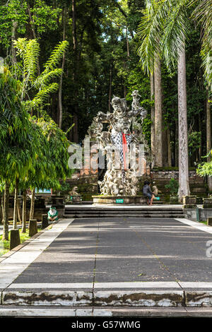 Statua nella foresta delle scimmie di Bali Foto Stock