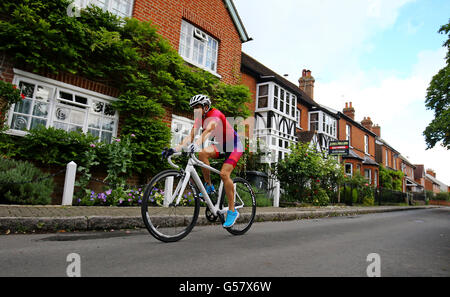 Dame Kelly HOLMES treni nella sua casa villaggio di York, Kent, il giro inaugurale Ride prudenzialiLondon-Surrey 46 che continua la sua missione per sollevare Â£250.000 per cinque associazioni di beneficenza: Le Dame Kelly HOLMES fiducia, Ospizio nel Weald, mieloma UK, Pickering Cancer Center e la mente UK. Foto Stock