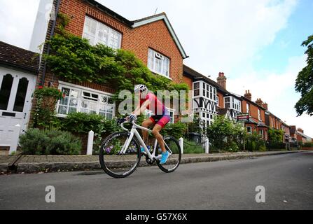 Dame Kelly HOLMES treni nella sua casa villaggio di York, Kent, il giro inaugurale Ride prudenzialiLondon-Surrey 46 che continua la sua missione per sollevare &pound;250.000 per cinque associazioni di beneficenza: Le Dame Kelly HOLMES fiducia, Ospizio nel Weald, mieloma UK, Pickering Cancer Center e la mente UK. Foto Stock