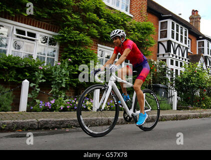 Dame Kelly HOLMES treni nella sua casa villaggio di York, Kent, il giro inaugurale Ride prudenzialiLondon-Surrey 46 che continua la sua missione per sollevare &pound;250.000 per cinque associazioni di beneficenza: Le Dame Kelly HOLMES fiducia, Ospizio nel Weald, mieloma UK, Pickering Cancer Center e la mente UK. Foto Stock