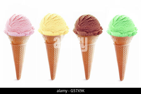 Un assortimento di coni gelato compresi fragola, vaniglia, cioccolato e menta Foto Stock