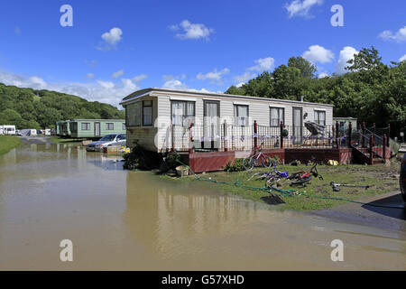 La scena al Riverside Caravan Park a Llandre, dopo le acque gonfie ha violato le rive del fiume Lery. Foto Stock