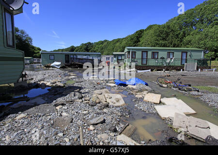 La scena al Riverside Caravan Park a Llandre, Galles, dopo le acque gonfie ha violato le rive del fiume Lery. Foto Stock