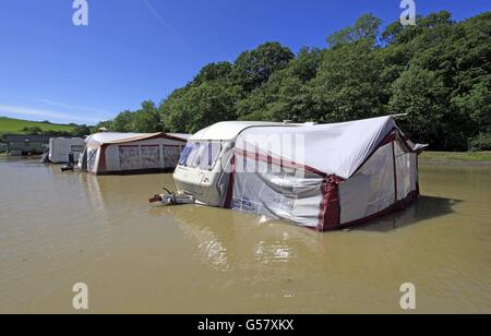 La scena al Riverside Caravan Park a Llandre, Galles, dopo le acque gonfie ha violato le rive del fiume Lery. Foto Stock