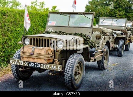 Angoville-au-Pianura, Carentan, Normandia, Francia - una Willys MB carrello ¼ ton Jeep 4x4 montato nella Seconda Guerra Mondiale in stile di ambulanza Foto Stock