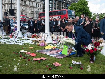 MP di pagare i loro rispetti a MPJo Cox a un memoriale sulla piazza del Parlamento dopo un servizio nella chiesa di St Margaret, Londra. Foto Stock