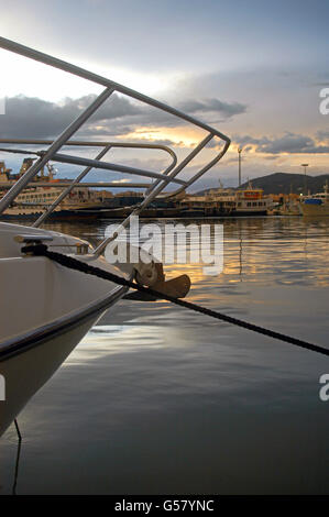 Nuvoloso Tramonto a sport port Marina Botafoch, di Ibiza, Spagna, con barche a vela e barche da pesca in vista Foto Stock