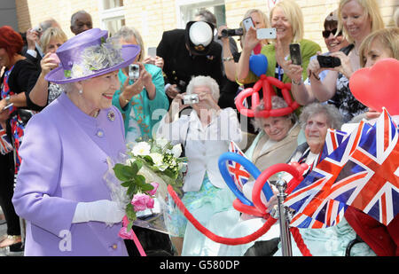La Regina Elisabetta II incontra i membri del pubblico mentre visita un nuovo reparto di maternità al Lister Hospital di Stevenage. Foto Stock