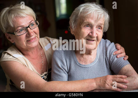Una donna di mezza età con la sua anziana madre. Foto Stock