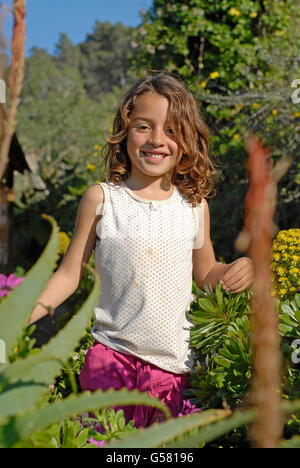 Carino il brasiliano sei anno vecchia ragazza in natura, Ibiza, Spagna Foto Stock