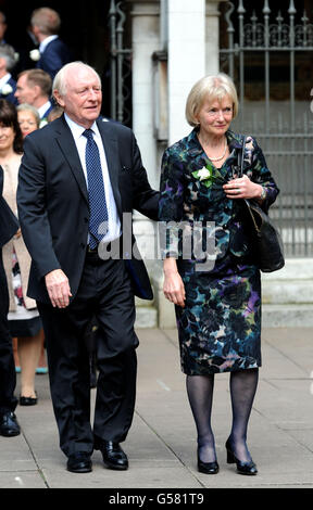 Ex leader del partito laburista Neil Kinnock e sua moglie, la sig.ra Glenys Kinnock baronessa di Holyhead, come lasciano in seguito ad un servizio di preghiera e di ricordo per commemorare assassinato MP Jo Cox, a St Margaret a Westminster, nel centro di Londra. Foto Stock