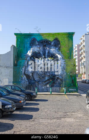 Bordalo II crea "Big Racoon", una splendida strada installazione in Belem, Lisbona, Portogallo, Europa UE Foto Stock