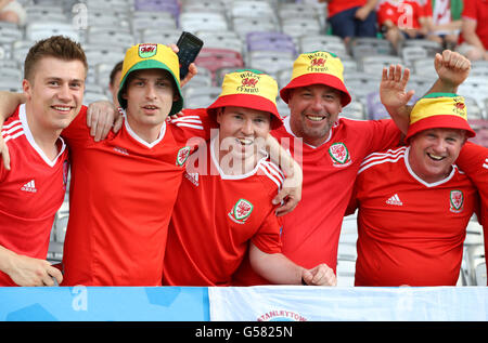 Il Galles' fan in gabbie mostrano il loro supporto prima di kick off durante UEFA EURO 2016, gruppo B corrispondono a stadio comunale, Toulouse. Foto Stock