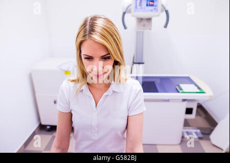 Veterinario in bianco uniforme alla clinica veteringary lavorando Foto Stock