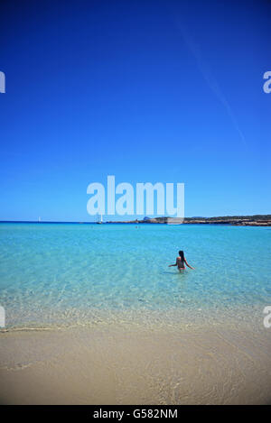 Spiaggia Cala Conta (Platges de Comte e Cala Compte) in Ibiza, Isole Baleari, Spagna Foto Stock