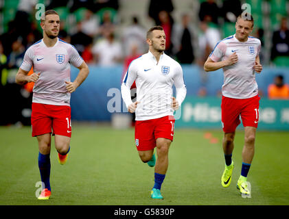 L'Inghilterra del Jack Wilshere (centro), l'Inghilterra del Giordano Henderson (sinistra) e l'Inghilterra del Jamie Vardy warm up prima di UEFA Euro 2016, gruppo B corrispondono allo Stade Geoffroy Guichard, Saint-Etienne. Foto Stock