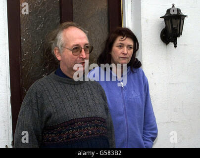 Internet adozione coppia Alan e Judith Kilshaw fuori della loro casa a Buckley, Galles del Nord. I Kilshaws, che si stanno preparando a una battaglia di custodia dei tribunali, hanno fatto saltare la copertura mediatica del filone transatlantico. La coppia, che combatterà i servizi sociali * per la custodia delle ragazze gemelle che hanno adottato attraverso Internet, ha detto che erano 'rovinati' da accuse fatte su di loro. La protesta per il caso ha provocato al Dipartimento della Sanità l’accelerazione del passaggio di nuove leggi che tutelano i bambini, adottate all’estero e riportate in Gran Bretagna. Foto Stock