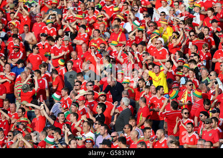 Il Galles tifosi sulle tribune mostrano il loro supporto prima della UEFA Euro 2016, gruppo B corrispondono a stadio comunale, Toulouse. Foto Stock