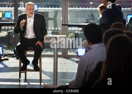 Leader laburista Jeremy Corbyn è intervistato da un pubblico di giovani e di Sky News Editor politico Faisal Islam circa questo giovedì l'UE Referendum a Sky studios nel West London. Foto Stock