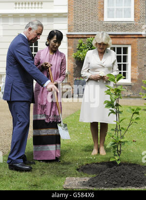 Aung San Suu Kyi, attivista birmano a favore della democrazia, incontra il Principe del Galles e la Duchessa di Cornovaglia alla Clarence House, a Londra, parte della sua visita di quattro giorni nel Regno Unito. Foto Stock