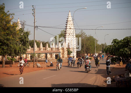 Il traffico si muove ha superato la Grand Mosquée a Bobo-Dioulasso, in Burkina Faso il secondo più grande città. Foto Stock