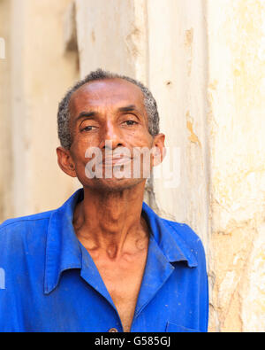 Uomo cubano appoggiata contro la parete di un vecchio edificio, La Habana Vieja, Old Havana, Cuba Foto Stock