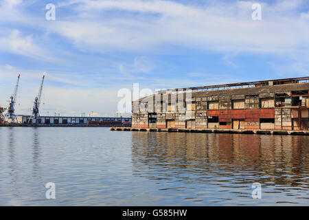 Abbandonato il vecchio dock edifici nel porto di La Habana, porto di Havana, Cuba Foto Stock