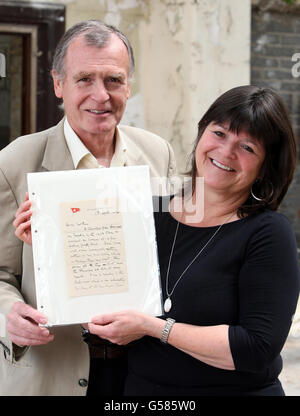 Il dottor John Martin, nipote, e Kate Dornan, nipote, del dottor John Simpson, morto sul Titanic, hanno ricevuto una lettera dal Titanic, nei vecchi saloni di Harland e Wolff, Che sarà in mostra quest'estate al nuovo centro visitatori di Belfast dedicato al liner. Foto Stock