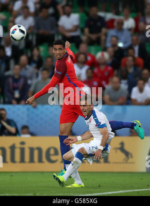 L'Inghilterra del Chris Smalling (sinistra) e Slovacchia Peter Pekarik battaglia per la sfera sopportando la UEFA Euro 2016, gruppo B corrispondono allo Stade Geoffroy Guichard, Saint-Etienne. Foto Stock