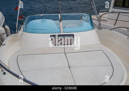 Barca sul porto mediterraneo Foto Stock