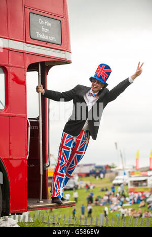 Racegoer Robin Voogd indossa un abito fantasia Union Flag durante la Festa delle Signore degli investitori al Festival di Derby di Epsom. Foto Stock