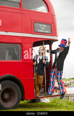 Racegoers David Goddard (a sinistra) e Robin Voogd in abito elegante durante la Festa delle Signore degli investitori del Festival di Derby all'Ippodromo di Epsom. Foto Stock