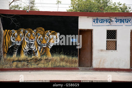 L'immagine della pittura è stata presa al Sawai Madhopur stazione ferroviaria, India Foto Stock