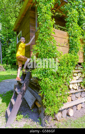 Ragazzo sorridente sul treehouse. L'estate! Foto Stock